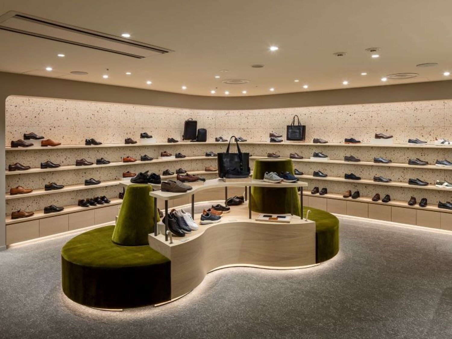 事業所 (店舗例)REGALSHOESヤエチカ店