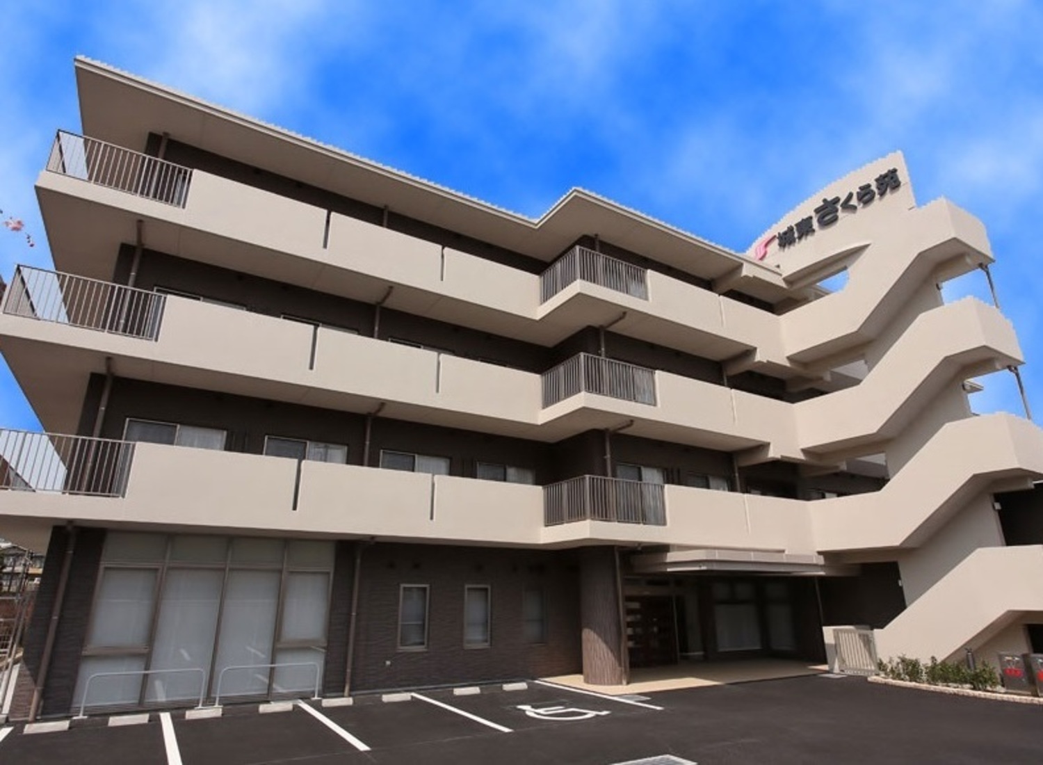 事業所 特別養護老人ホーム　城東さくら苑（定員100名、デイサービスセンター定員34名、ショートスティ20名）