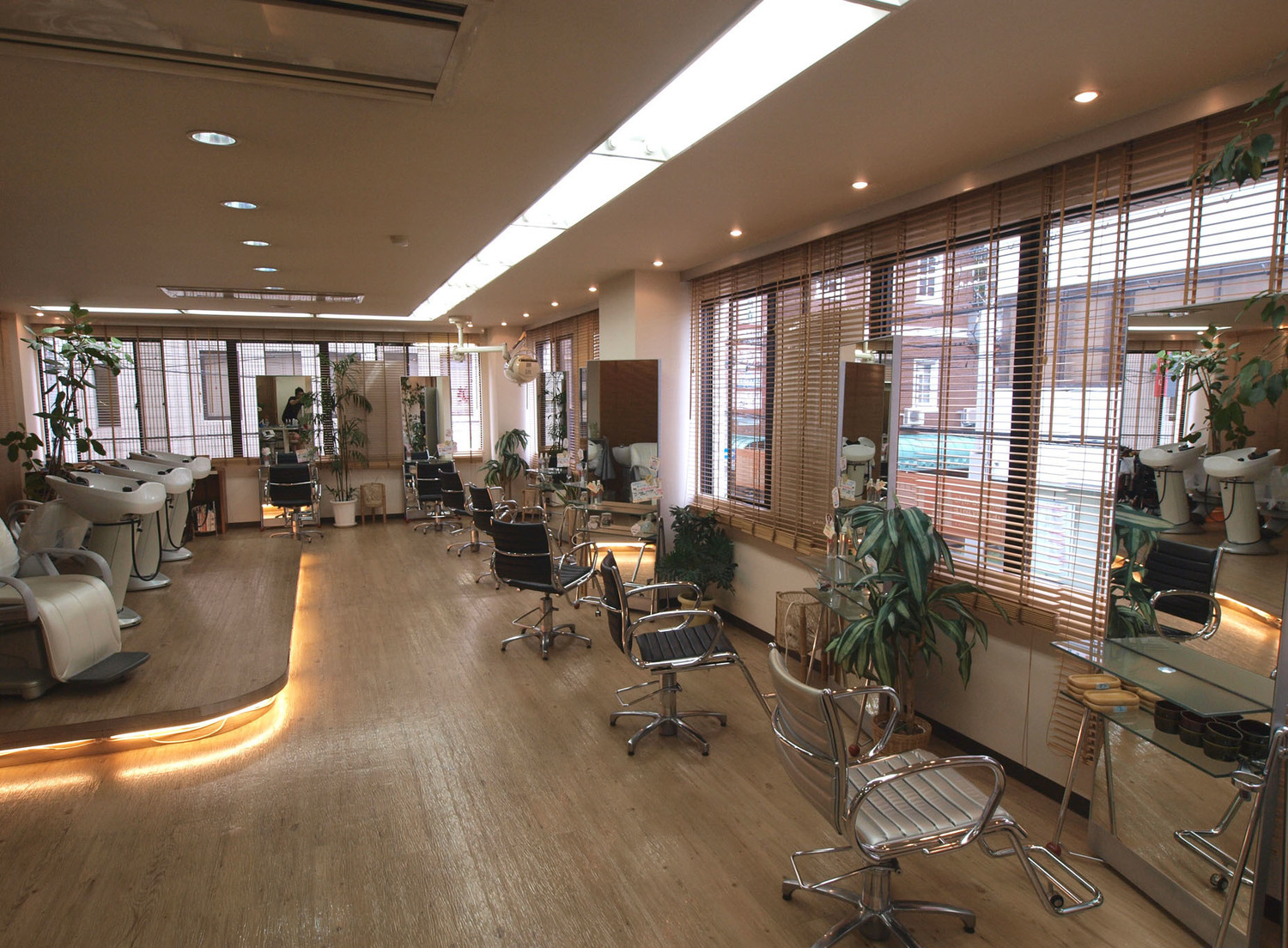 事業所 美裸存美容室（ミラーゾーン）