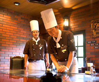 お客様の目の前でステーキを焼く調理スタッフの求人 兵庫県のステーキ 鉄板焼就職なら株式会社カワムラ
